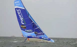 Le voilier de Jean-Pierre Dick, Virbac-Paprec 3, 3e du Vendée Globe, a perdu sa quille dans l'Atlantique nord à environ 500 milles au nord-ouest des îles du Cap Vert dans la nuit de lundi à mardi, a annoncé son équipe, précisant que le skipper était sain et sauf.