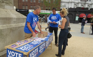 Une Londonienne se renseigne auprès du stand installé à Camden (Londres, Royaume-Uni) par des militants anti-Brexit.