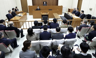 C'est le juge Yuichi Tada qui préside l'audience pour la première apparition de Carlos Ghosn devant le tribunal, le 8 janvier 2019.