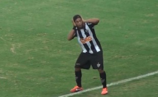 Ronaldinho lors de la célébration de son but avec l'Atletico Mineiro contre Cruzeiro, le 19 mai 2013.