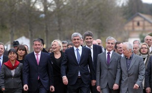 Dix-sept parlementaires du Nouveau centre ont apporté dimanche leur soutien au président de leur parti, Hervé Morin, qui venait d'officialiser sa candidature à la présidentielle.