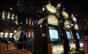 Un rapport sénatorial prône la création d'une autorité régulatrice des jeux et le développement de la prévention de la dépendance au jeu au moment où le modèle français des jeux de hasard et d'argent est remis en cause par la concurrence des jeux sur internet en Europe.