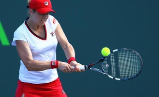 La Belge Kim Clijsters qui souffre d'une déchirure d'un muscle à une hanche sera écartée des courts de tennis durant quatre semaines au moins, a annoncé son agent dans un communiqué mercredi.