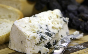 La guerre entre Roquefort et le Bleu de brebis fait rage.