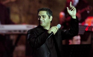 La voix de Fadel Chaker faisait craquer ses admiratrices, jusqu'au jour où ce crooner libanais fut séduit à son tour par les prêches d'Ahmad al-Assir, avec lequel il a fui après l'assaut lundi de l'armée contre ce cheikh sunnite radical, près de Saïda.