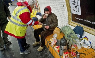 Les bénévoles de l'Ordre de Malte vont à la rencontre des SDF pour apporter des soins médicaux et du réconfort à ceux qui dorment dans la rue les soirs de grand froid.