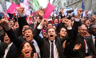 Congratulations, pleurs, effusions, cris de joie, acclamations, hourras, rires: des milliers de sympathisants survoltés ont accueilli comme ivres de bonheur l'annonce de la victoire de François Hollande dimanche au siège du Parti socialiste, rue de Solférino.