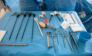 Une opération chirurgicale dans une polyclinique. (Illustration)