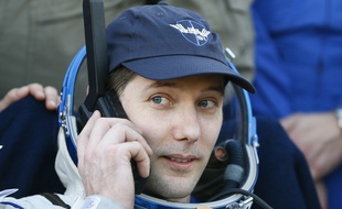 Thomas Pesquet
au téléphone avec sa compagne peu après son arrivée sur terre au Kazakhstan, le 2 juin 2017.