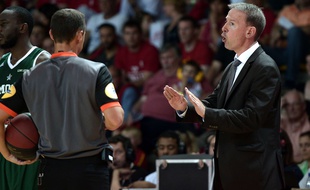 Vincent Collet (coach de la SIG) pendant le match contre Limoges le 14 juin 2015. AFP PHOTO / FREDERICK FLORIN