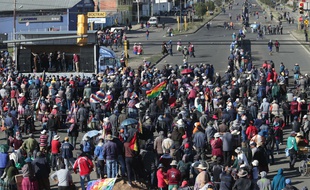 Des habitants paralysent une route principale en Bolivie en pleine crise politique, le 17 novembre 2019 à Senkata.