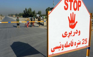 Forces de sécurité afghanes le 2 octobre 2015 à l'aéroport de Jalabad où un avion militaire américain C-130 s'est écrasé