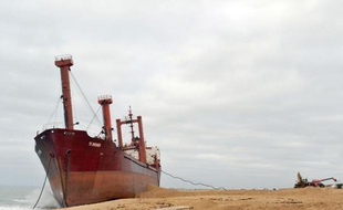 Moins d'une semaine après l'échouage, à l'aube du 16 décembre, du cargo TK Bremen sur une plage du Morbihan, les préfectures maritime et terrestre en charge du sinistre ont annoncé jeudi un plan de destruction du navire et de réhabilitation du site pour le 6 avril.