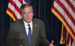 Jeb Bush candidat à la primaire républicaine s'adresse à l'assistance, lors d'un discours sur la politique internationale le 11 août 2015 à Simi Valley (Californie)
