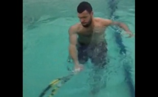 Jo-Wilfried Tsonga fait des exercices dans une piscine de l'hôpital La Tour, en Suisse, dans une vidéo postée le 10 février 2015.