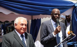 Photo d'archives de Dominique Strauss Kahn (G) et Cornelio Koriom Mayik, gouverneur de la banque centrale du SOudan du sud, le 14 mai 2013 à Juba au Soudan du sud