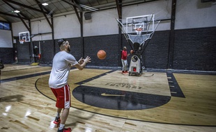 La Hoops Factory d'Aubervilliers est équipée de machines à shoot.