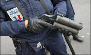 Un jeune homme de 16 ans a été grièvement blessé à l'oeil et hospitalisé, dans la nuit de samedi à dimanche à Clichy-sous-Bois (Seine-Saint-Denis), par un tir de flash-ball tiré par la police, a-t-on appris lundi de source policière et auprès de la famille.