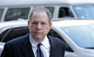 Une vidéo, datant de 2011, montre Harvey Weinstein dans son bureau avec l'une de ses accusatrices.