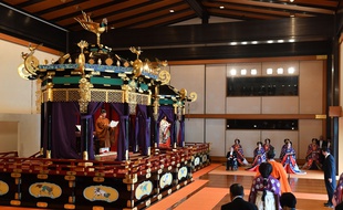 L'empereur Naruhito (à gauche) lors de sa cérémonie d'intronisation, mardi 22 octobre.