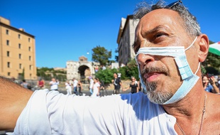 Un manifestant anti-masque en Italie. (Illustration)