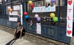 Rémy, 26 ans, a manifesté devant le tribunal d'Aurillac le jour de la fête des pères, pour voir ses enfants plus souvent.