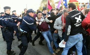 Affrontements entre la police et les manifestants, à Castelmaurou, près de Toulouse le 14 avril 2016 avant la venue du présient du Medef Pierre Gattaz