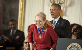 Barack Obama a remis lundi la Médaille de la liberté, plus haute distinction civile américaine, à 18 personnalités dont l'actrice Meryl Streep.