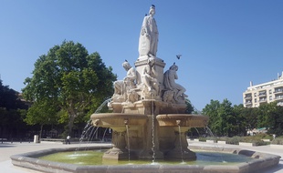 La fontaine Pradier à Nîmes, en période de canicule