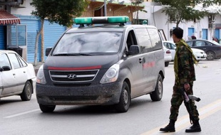 Au moins une personne a été tuée et cinq blessées dans la nuit de dimanche à lundi dans des affrontements à Tripoli entre un ex-prisonnier et d'anciens rebelles, ont indiqué une source hospitalière et des témoins.