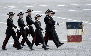 Des élèves de Polytechnique défilent le 14 juillet 2014 sur les Champs-Elysees, à Paris.