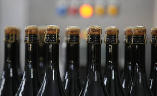 Des vins effervescents russes sur une chaîne de production en 2020.
