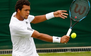 Le tennisman français Jo-Wilfried Tsonga, lors de son premier tour à Wimbledon contre Andrey Golubev, le 22 juin 2009.