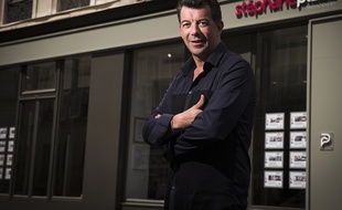 Stéphane Plaza devant l'une de ses agences immobilières.