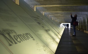La pièce centrale du Mémorial à l'abolition de l'esclavage de Nantes est un passage souterrain commémoratif évoquant les cales des bateaux négriers.