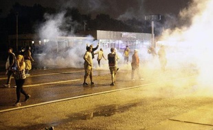 Emeutes à Ferguson (Missouri), le 17 août 2014 après la mort d'un jeune Noir Michael Brown