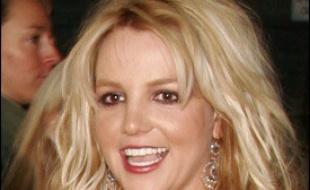 La chanteuse Britney Spears a reconnu avoir fait une "erreur", après la publication par la presse américaine de photos la montrant en train de conduire une voiture avec son bébé sur les genoux, mais a répété s'être sentie menacée par des paparazzi.