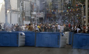 Des dizaines de milliers de manifestants ont commencé à défiler jeudi dans les rues de 80 villes du Brésil, notamment à Salvador de Bahia (nord-est), où des heurts avec la police ont rapidement éclaté.