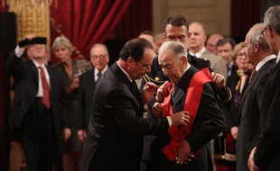 Jean-Louis Cremieux-Brilhac reçoit la grand-croix de la Légion d'honneur des mains de François Hollande, le 18 février 2015.