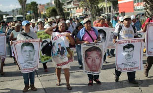 Des proches et familles des 43 étudiants disparus manifestent à Chilpancingo, le 16 septembre 2015 dans l'Etat du Guerrero, au Mexique