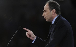Jean-François Copé s'est réjoui vendredi que le déficit public soit "très inférieur" à celui prévu par le gouvernement, en jugeant que François Hollande, avec sa gestion "calamiteuse" de la Corrèze, était "mal placé pour donner des leçons" à Nicolas Sarkozy.