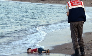 L'image de l'enfant mort sur une plage turque choque le monde, le 2 septembre 2015