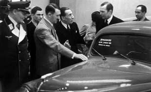 Les héritiers du constructeur automobile Louis Renault vont demander mercredi réparation à la justice pour la nationalisation de la firme en 1945, démarche perçue comme une tentative de réhabilitation de l'industriel accusé de collaboration avec l'Allemagne nazie.