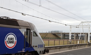 Coquelles, le 1er f?vrier 2011. Jacques Gounon, PDG d'Eurotunnel, pr?sente le nouveau systme anti incendie appel? "Safe" en cours d'installation dans le tunnel sous la Manche. Ici les quais de chargement des poids lourds dans les navettes.