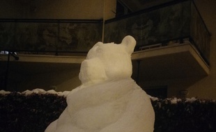 L'ours blanc réalisé dans la neige par Kyllian Fabre.