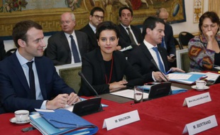 De gauche à droite Emmanuel Macron, Najat Vallaud-Belkacem et Manuel Valls, le 2 février 2016 reçoivent les nouveaux présidents de région pour un séminaire sur l'emploi