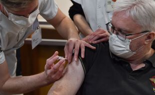 Le gériatre Pierre Jouanny a reçu une dose du vaccin Pfizer le 27 décembre en France.