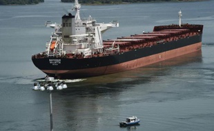 Le cargo MN Baroque, un porte-conteneurs, participe aux premiers essais du canal de Panama élargi, le 9 juin 2016