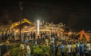 Les secours mobilisés après l'effondrement d'un immeuble de cinq étages à Mahad (Inde) lundi 24 août 2020.