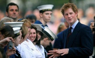 La police britannique enquête sur une plainte d'un automobiliste qui dit avoir été forcé de conduire à grande vitesse, quand il s'est retrouvé entre un véhicule transportant le prince Harry et son escorte policière, rapporte le Mail on Sunday dimanche.